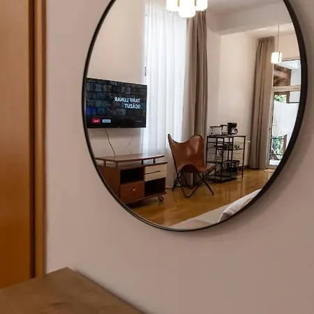 Apartment 48 Beautiful Building Within Moments From The Old Town Of