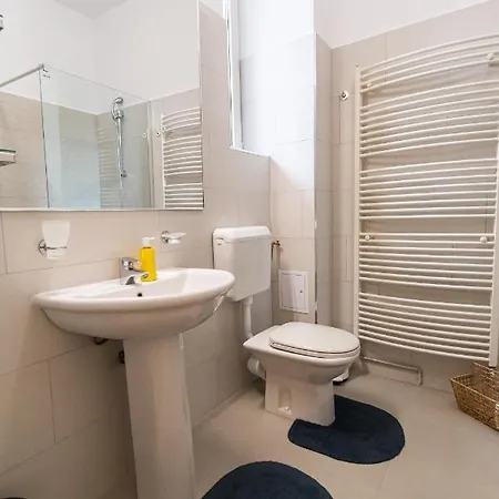 Apartment 48 Beautiful Building Within Moments From The Old Town Of