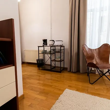 Apartment 48 Beautiful Building Within Moments From The Old Town Of